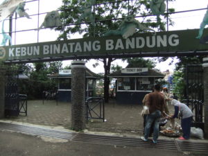 Bandung_Zoo_main_gate